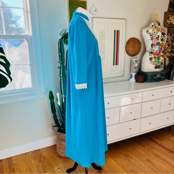 Vintage 60s/70s Blue Terry Cloth House Dress Loungewear Robe w/ White Lace Trim - Picture 4 of 13
